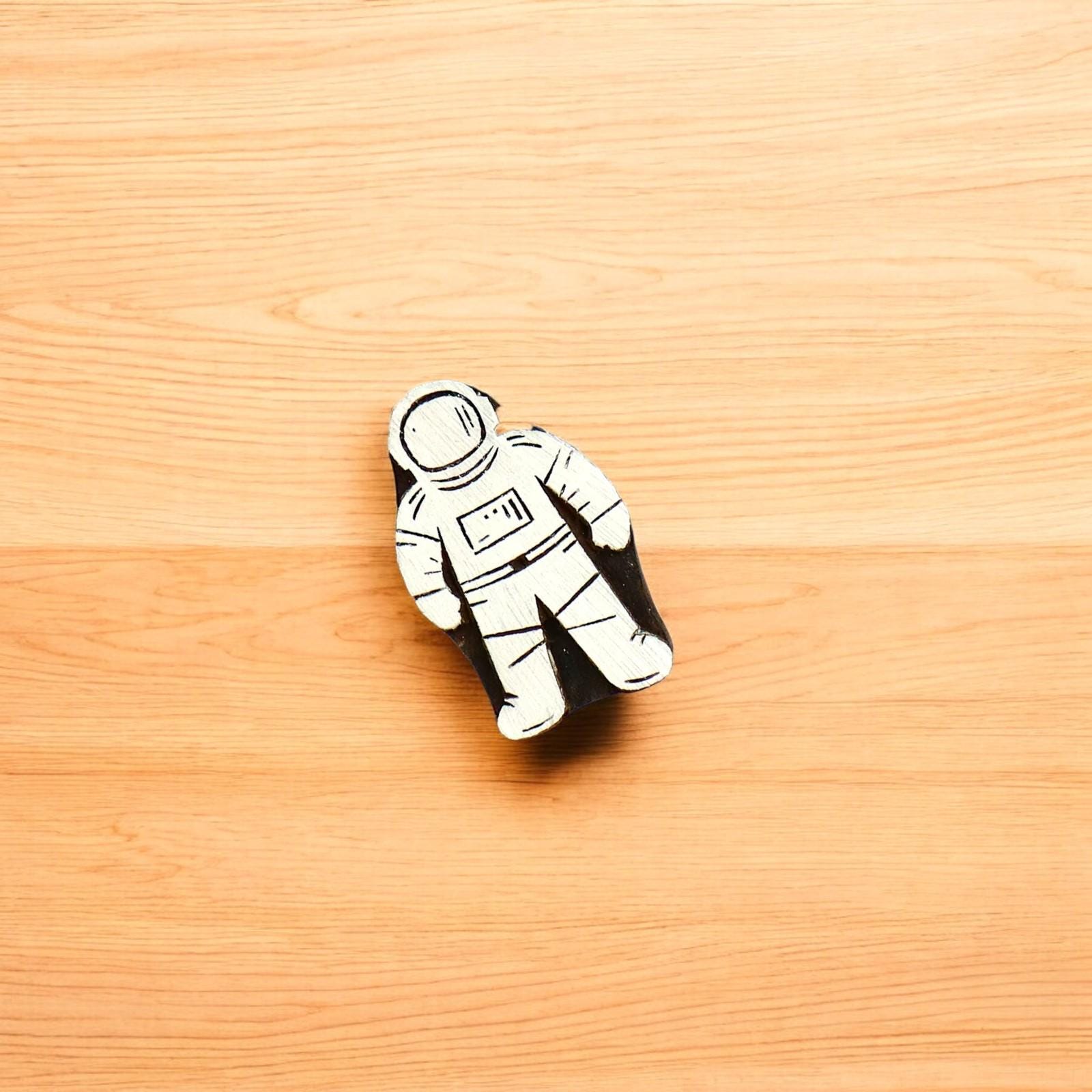 Standing Astronaut Figure (5 x 7.7cm)